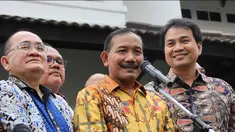 Wakapolri Badrodin Haiti menggelar konferensi pers usai didatangi Komisi III DPR RI, Jakarta, Rabu (15/4/2015). (Liputan6.com/Helmi Afandi)
