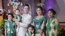 Dan masih banyak lagi warganet yang gagal fokus melihat foto keluarga pasangan Andika Pratama dan Ussy Sulistyawati. Seperti diketahui,pasangan ini menikah sejak 21 Januari 2012. (Instagram/ussypratama)