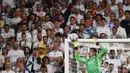 Kiper Real Madrid, Thibaut Courtois, melakukan penyelamatan saat laga final Liga Champions antara Liverpool melawan Real Madrid yang berlangsung di Stade de France, Saint Denis, Sabtu, 28 Mei 2022 waktu setempat. (AFP/Franck Fife)