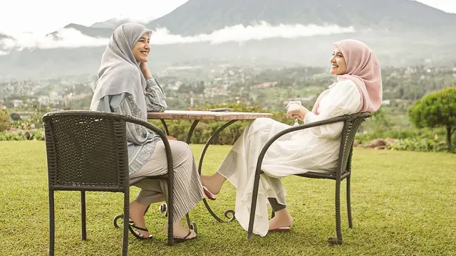 6 Momen Kebersamaan Zaskia dan Shireen Sungkar saat Liburan di Puncak, Nikmati Alam