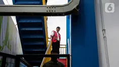 Menteri Koordinator Bidang Kemaritiman dan Investasi Luhut Binsar Pandjaitan melihat-lihat saat menghadiri Peresmian PLTS Atap Pabrik Danone - Aqua Mambal di Badung, Bali, Rabu (31/8/2022). Acara tersebut kolaborasi antara PLN dan PT Tirta Investama guna mendukung energi hijau serta rangkaian memperkuat pelaksanaan G20 dalam transisi energi berkelanjutan. (Liputan6.com/Johan Tallo)