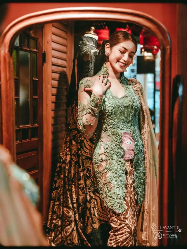 6 Potret Jessica Iskandar Pakai Kebaya, Tampil Anggun dan Memesona