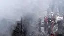 Petugas pemadam kebakaran berhasil menjinakkan si Jago Merah di kawasan Pasar Kembangan, Senen, Jakarta, Senin(19/1/2015).  (Liputan6.com/Miftahul Hayat)