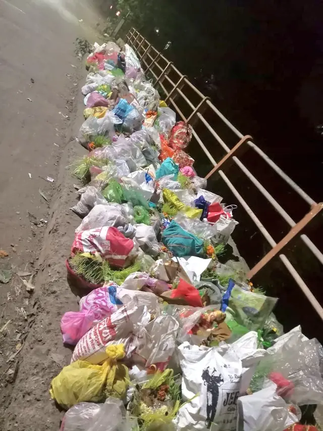 Agar Tak Ada yang Buang Sampah Sembarangan, Pria Ini Berdiri di Jembatan Seharian