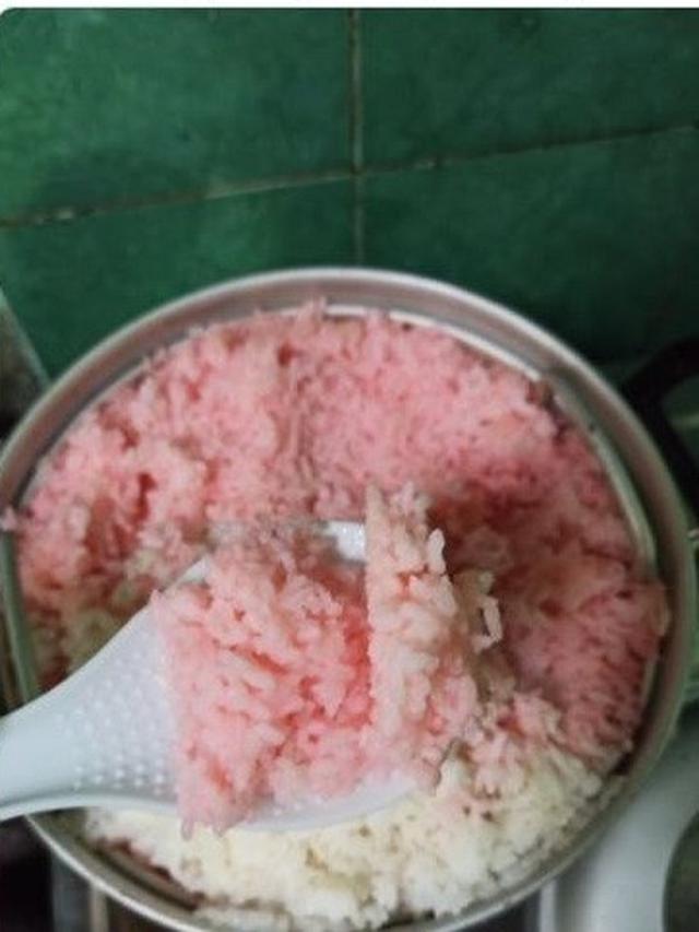 6 Potret Makanan Topping Stroberi Ini Nyeleneh Banget, Kocak