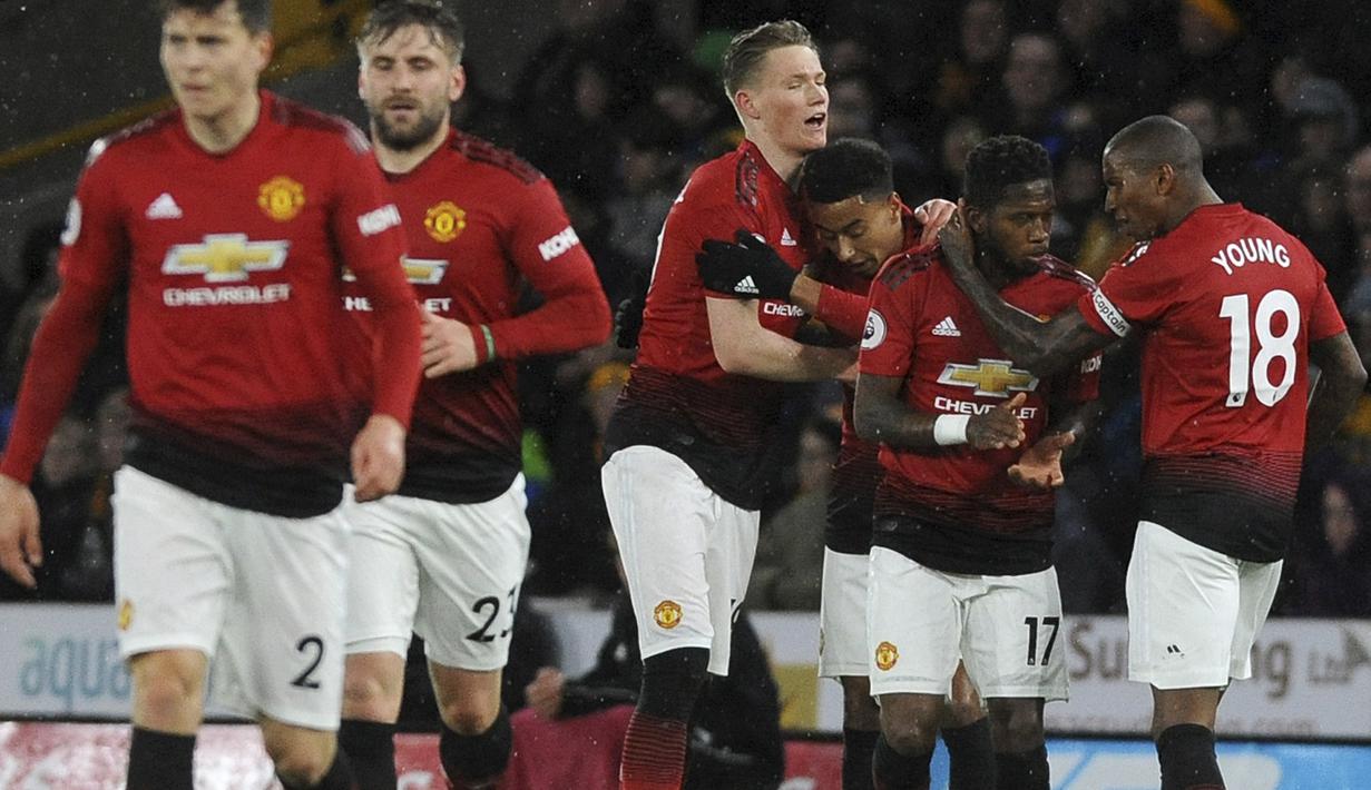 Para pemain Manchester United merayakan gol yang dicetak oleh Scott McTominay ke gawang Wolverhampton Wanderers pada laga Premier League 2019 di Stadion Molineux, Selasa (2/4). Wolverhampton menang 2-1 atas Manchester United. (AP/Rui Vieira)
