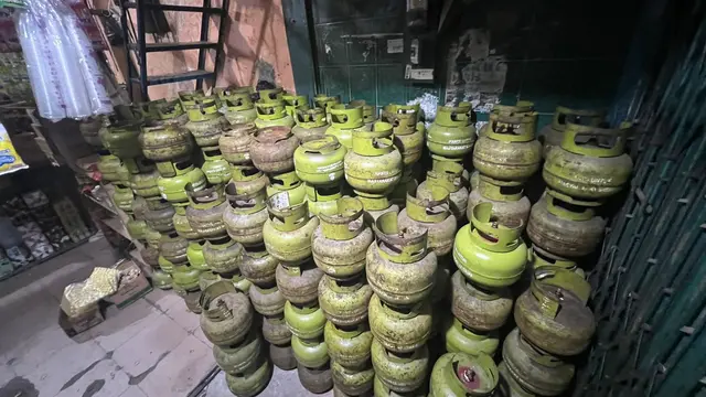 Polisi menyita ratusan tabung gas elpiji yang berisi hasil oplosan.