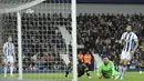 Gol tunggal Chelsea lewat Michy Batshuayi ke gawang West Bromwich Albion pada lanjutan Premier League di di Hawthorns Stadium, West Bromwich, (12/5/2017). Chelsea menang 1-0. (AP/Rui Vieira)
