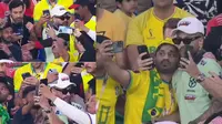 Fans Brasil selfie dengan Neymar palsu saat pertandingan Brasil melawan Swiss, Selasa (29/11/2022) dini hari WIB. (Dok: Twitter @ESPNFC & @joecool_nl)