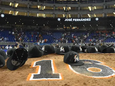 Tim Bisbol Miami Marlins memberikan penghormatan kepada salah satu pemainnya Jose Fernandez yang meninggal dalam sebuah kecelakaan di pantai Miami di Marlins Park, Senin (26/9). (Reuters/ Jasen Vinlove/ USA TODAY Sport)