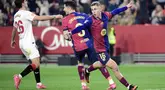 Pemain Barcelona, ​​Fermin Lopez, merayakannya setelah mencetak dua gol melawan Sevilla di Liga Spanyol 2024/2025 pertandingan terus menerus di Stadion Ramon Sanchez Pizjuan, Sevilla, Spanyol, Senin (10/02/2025) pagi. (AFP/Cristina Quicler)