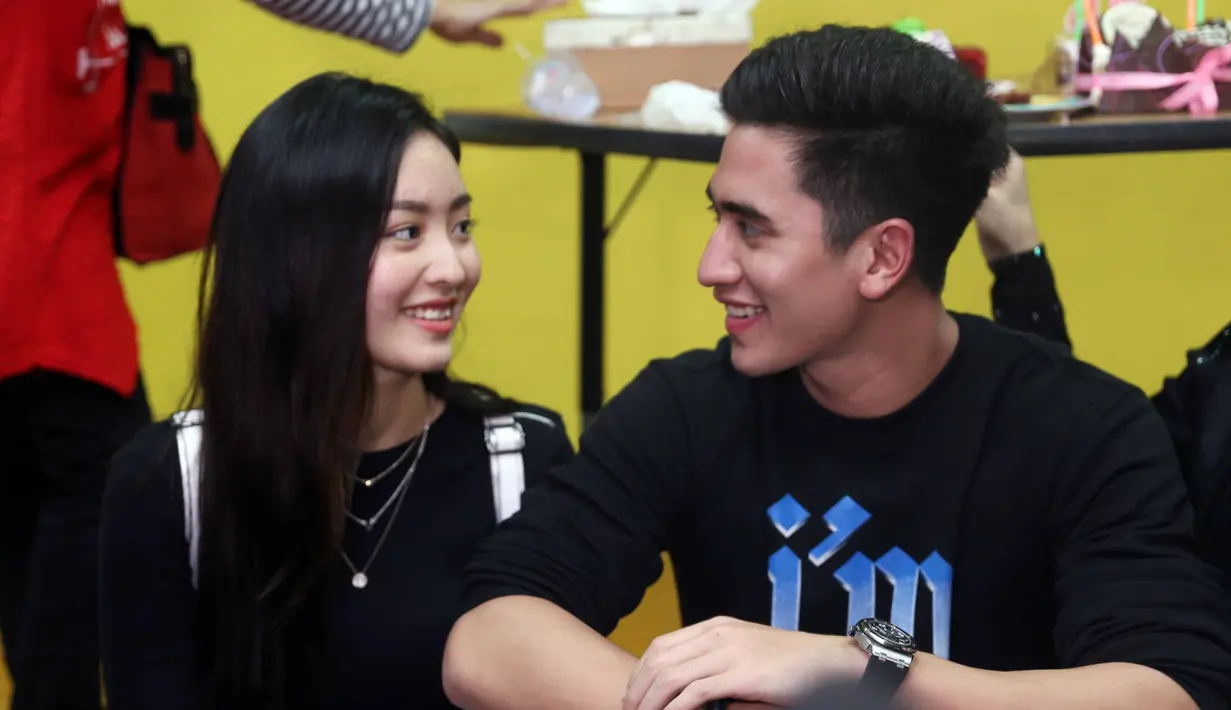 "Sinetron pertama Verrell sama aku, cuma nggak jadi tayang. Waktu itu belum dekat, masih sibuk masing-masing. Memang kita dari saling sebal, jadi dekat dan tahu sifat masing-masing sekarang," aku Natasha Willona. (Nurwahyunan/Bintang.com)