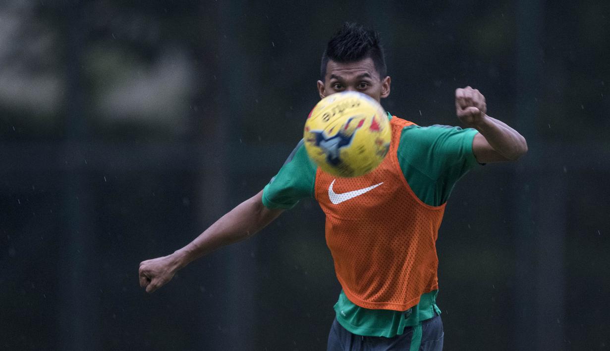 Striker timnas Indonesia, Lerby Eliandry, saat berlatih jelang Piala AFF 2016 di Lapangan Sekolah Pelita Harapan, Banten, Selasa (15/11/2016). Cedera Irfan Bachdim, membuat nama Lerby siap dijadikan solusi. (Bola.com/Vitalis Yogi Trisna)