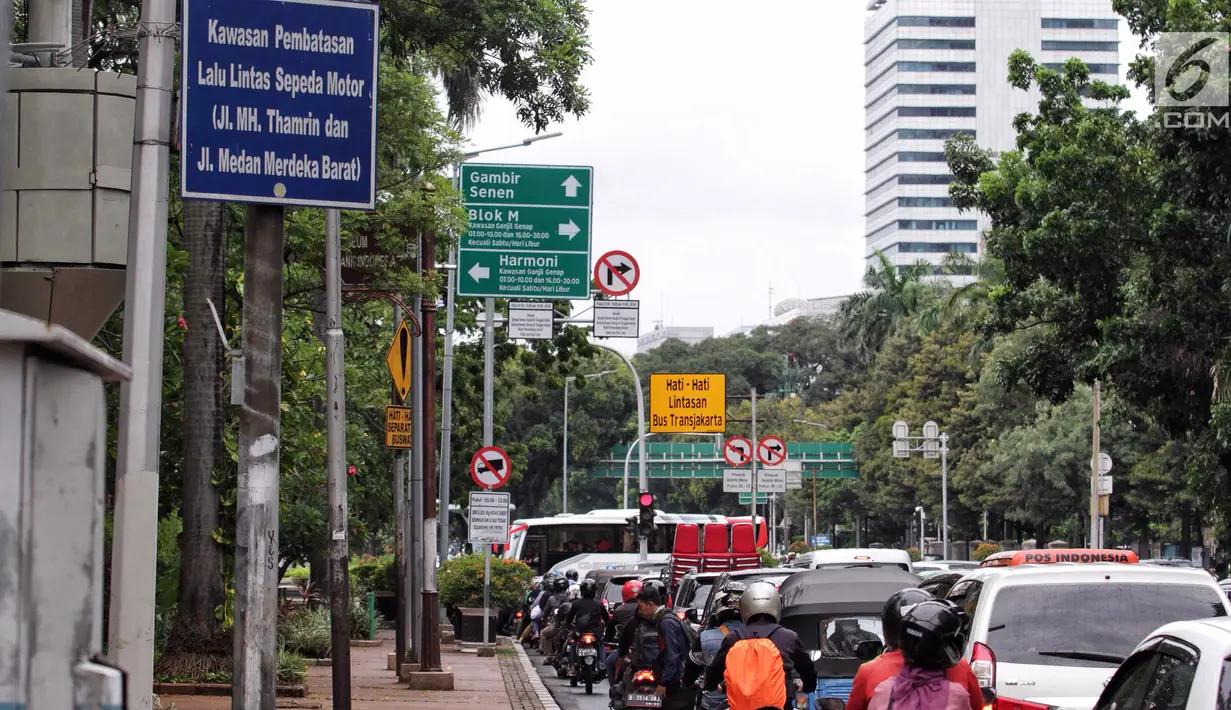 Sejumlah pengendara melintas di jalan MH.Thamrin - Medan Merdeka Barat, Jakarta, Selasa (7/11). Rencanannya larangan sepeda motor melintas di Jalan Sudirman-Thamrin akan dicabut pada bulan Desember 2017. (Liputan6.com/Faizal Fanani)