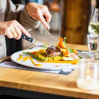 ilustrasi makan/Photo by Louis Hansel on Unsplash