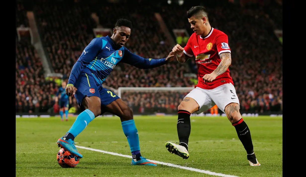 Duel panas terjadi di laga perempat final Piala FA antara Manchester United dengan Arsenal di Stadion Old Trafford, Inggris (10/3/2015). Arsenal Menang 2-1 atas Manchester United. (Reuters/Jason Cairnduff)