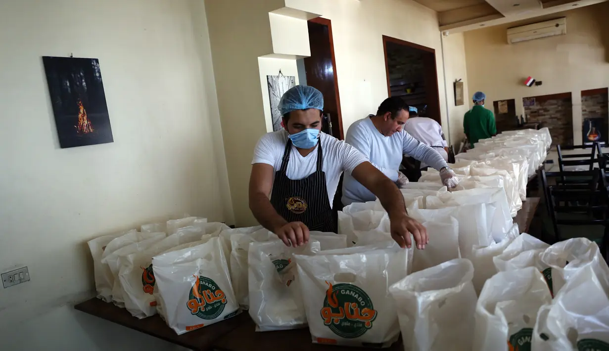 Pekerja restoran menyiapkan makanan gratis untuk warga berpenghasilan rendah selama wabah COVID-19 di Kairo, Mesir (4/4/2020). Kemenkes Mesir pada Selasa (7/4) mengumumkan 128 kasus baru COVID-19 dan sembilan kematian, sehingga total kasus COVID-19 di negara itu menjadi 1.450. (Xinhua/Ahmed Gomaa)
