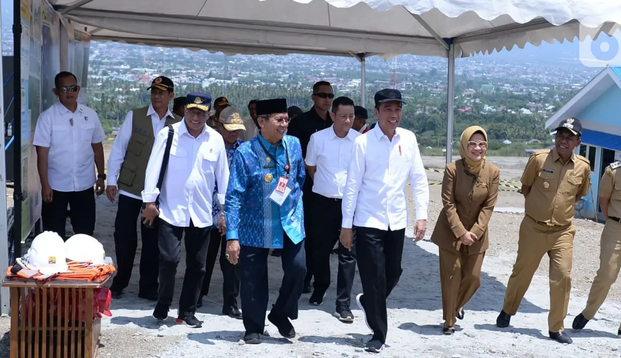Presiden Joko Widodo meninjau proyek penyediaan hunian tetap bagi korban gempa di Kota Palu, Provinsi Sulawesi Tengah, Selasa (29/10/2019). Jokowi mengatakan perkembangan proyek tersebut agak terhambat karena masalah pembebasan lahan. (Liputan6.com/Biro Pers)