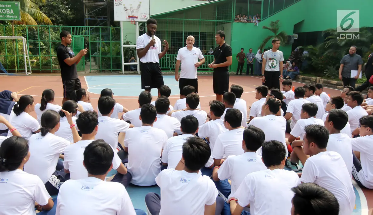 Pemain NBA dari Boston Celtics, Jaylen Brown memberikan coaching clinics untuk siswa-siswi di SMAN 82 Jakarta, Kamis (26/7). Kegiatan tersebut untuk memperkenalkan olahraga basket bagi anak-anak. (Liputan6.com/Arya Manggala)