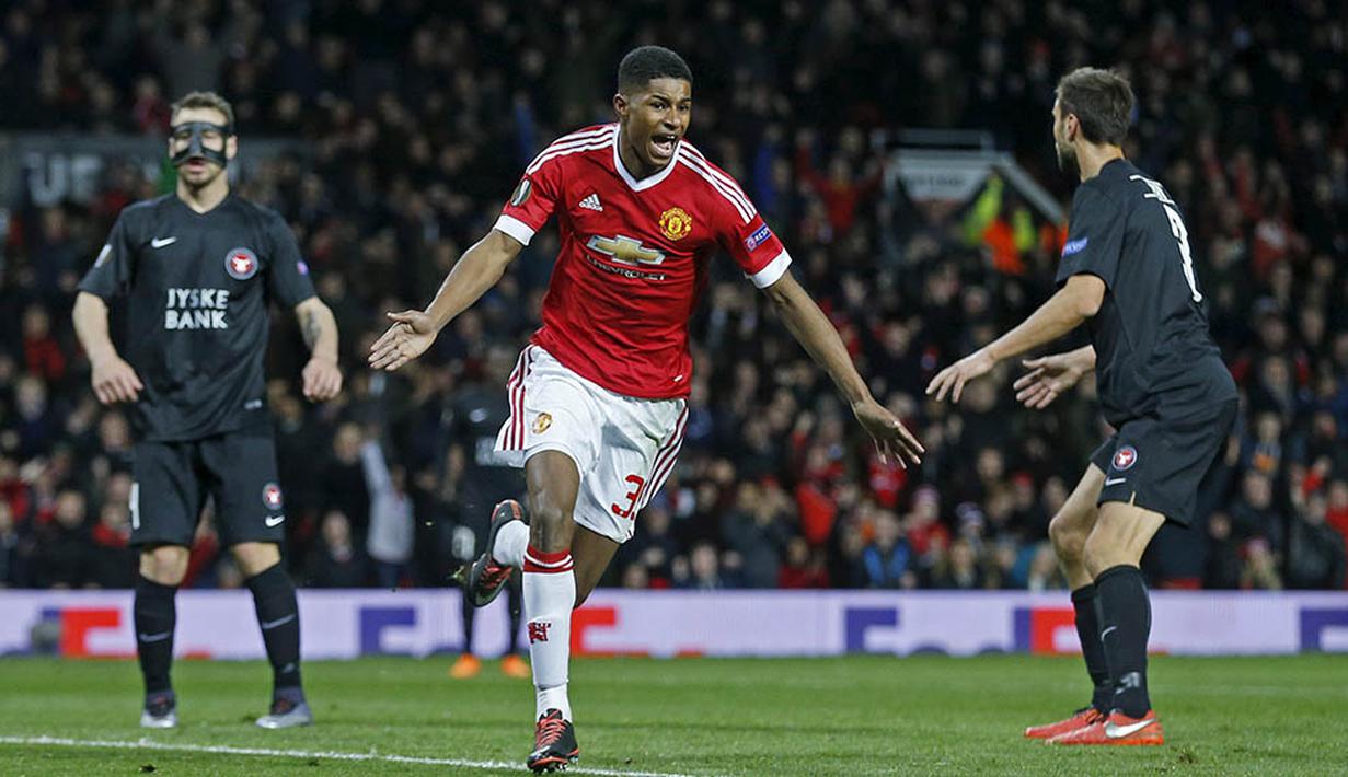 Striker Manchester United, Marcus Rashford, merayakan gol yang dicetaknya ke gawang Midtjylland pada babak 32 besar Liga Europa di Stadion Old Trafford, Inggris, Kamis (25/2/2016). MU lolos dengan agregat skor 6-3. (Reuters/Russell Cheyne)