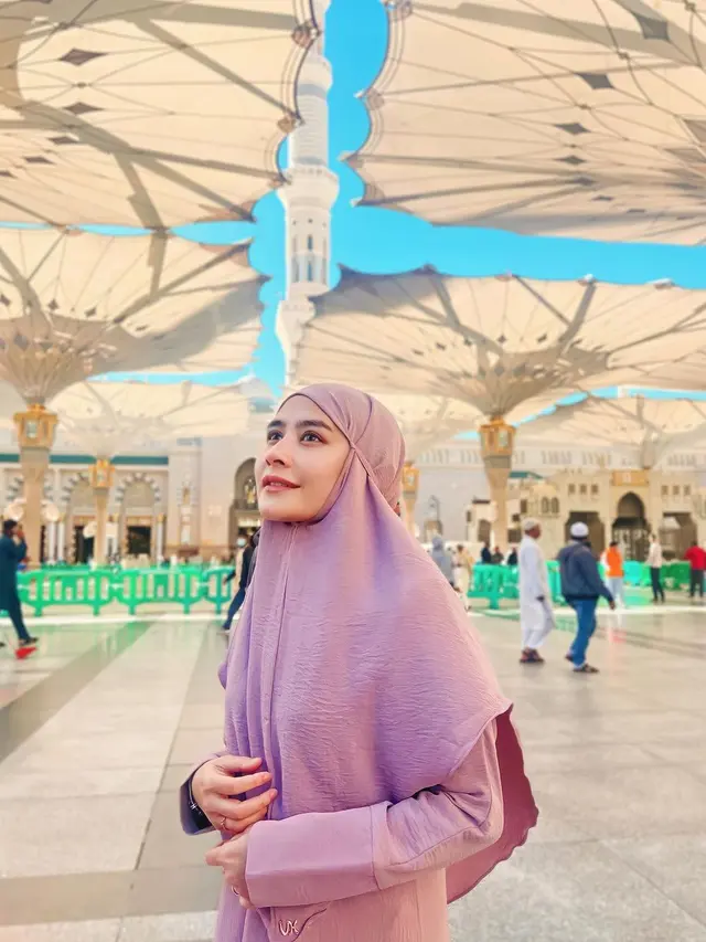 7 Potret Prilly Latuconsina saat Jalani Ibadah Umroh, Penampilan Berhijab Curi perhatian