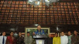 Presiden Susilo Bambang Yudhoyono bersama delegasi Koalisi Merah Putih memberikan keterangan pada sejumlah wartawan usai pertemuan di Puri Cikeas, Bogor, (2/9/2014). (Liputan6.com/Helmi Fithriansyah)