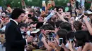 Aktor Amerika Serikat, Adam Driver menandatangani tanda tangan saat ia tiba untuk Upacara Pembukaan dan pemutaran film "White Noise" (31/8/2022) selama Festival Film Internasional Venesia ke-79 di Lido di Venezia di Venesia, Italia. Adam Driver dengan senang hati memberikan tanda tangannya pada para penggemar sambil berjalan di karpet merah pemutaran perdana White Noise selama Festival Film Venesia. (Tiziana FABI/AFP)
