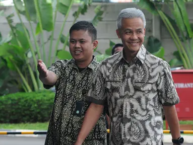 Gubernur Jawa Tengah Ganjar Pranowo (kanan) tiba di Gedung KPK, Jakarta, Jumat (10/5/2019). Ganjar diperiksa sebagai saksi kasus dugaan korupsi proyek pengadaan kartu tanda penduduk berbasis elektronik (e-KTP). (merdeka.com/Dwi Narwoko)