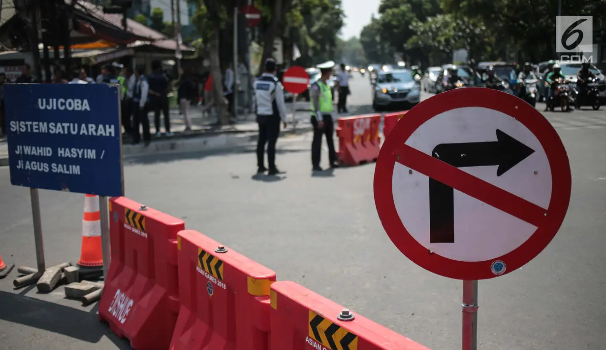 Dinas Perhubungan (Dishub) DKI menerapkan uji coba sistem satu arah di Jalan KH Wahid Hasyim, Jakarta, Selasa (9/10). Uji coba tersebut diberlakukan mulai tanggal 8 Oktober hingga 22 Oktober 2018. (Liputan6.com/Faizal Fanani)