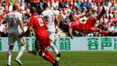 Tendangan salto pemain Swiss, Xherdan Shaqiri, berbuah gol balasan ke gawang Polandia pada babak 16 besar Piala Eropa 2016 di Stade Geoffroy-Guichard, Saint-Etienne, (25/6/2016). (Reuters/Kai Pfaffenbach)