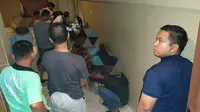 Personel Polsek Tenayanraya memeriksa barang bawaan belasan remaja terduga pesta narkoba di salah satu hotel di Pekanbaru. (Liputan6.com/M Syukur)