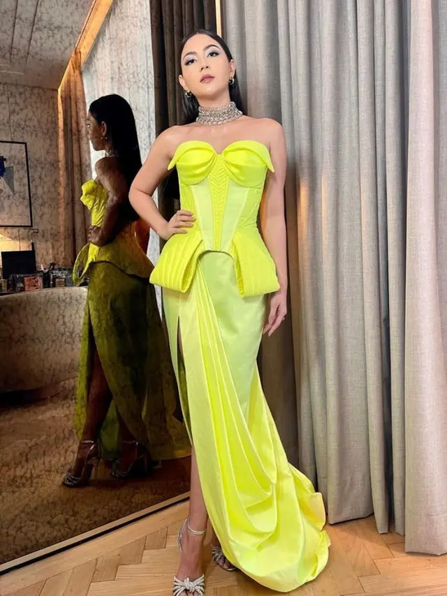 6 Potret Jessica Mila Tampil Elegan Bergaun Hijau Neon di Gala Premier Perfect Strangers