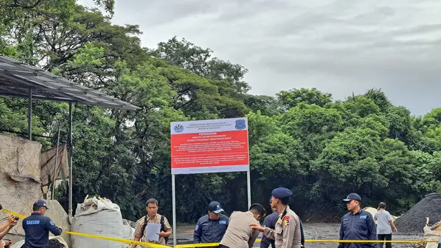 Menteri Lingkungan Hidup (LH) Hanif Faisol Nurofiq menyegel pabrik di kawasan Kabupaten Tangerang karena limbahnya mencemari sungai dan saluran air warga. (Liputan6.com/Pramita Tristiawati)