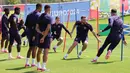 Sejumlah pemain Timnas Inggris melakukan latihan menjelang laga final Euro 2024 melawan Spanyol di Blankenhain, Jerman, Sabtu (13/07/2024) WIB. (AFP/Adrian Dennis)