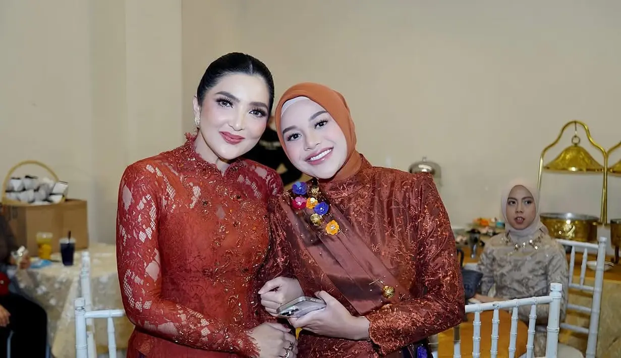 Ashanty dan Aurel Hermansyah terlihat kompak saat kondangan bareng keluarga dengan kebaya merah [@ashanty_ash]