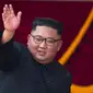 Pemimpin Korea Utara, Kim Jong-un melambaikan tangan saat menghadiri parade militer memperingati HUT ke-70 Korea Utara di Pyongyang, Korea Utara, Minggu (9/9). (AP Photo/Ng Han Guan)