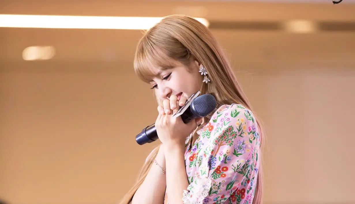 Dilansir dari Koreaboo, Lisa tak bisa mengendalikan emosinya di hari terakhir dan menangis saat berada di panggung. (koreaboo)