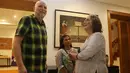 Duta Besar Australia untuk Indonesia, Paul Grigson (kiri) berfoto berbincang dengan Sri Wahyuni di kediamannya,  Jakarta, Senin (5/9/2016). (Bola.com/Nicklas Hanoatubun)