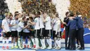 Para pemain dan staf pelatih Jerman merayakan keberhasilan merebut Piala Konfederasi 2017 setelah mengalahkan Cile di Stadion Saint Petersburg, Rusia, Minggu (3/7/2017). Jerman menang 1-0 atas Cile. (EPA/Yuri Kochetkov)