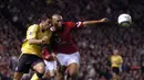 Bek Manchester United, Mikael Silvestre, berebut bola dengan pemain Liverpool, Milan Baros, pada laga Liga Premier Inggris di Stadion Old Trafford, Inggris, Senin (20/9/2004). (AFP/Paul Barker)