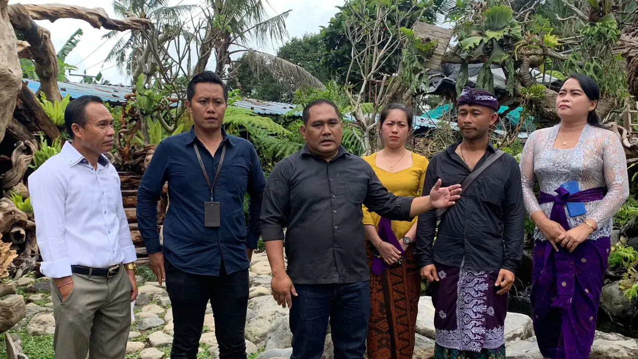 PT Permodalan Nasional Madani (PNM) melakukan kunjungan nasabah, I Gede Rediawan, yang merupakan pengrajin kaca tiup di Tegallalang, Gianyar, Bali.