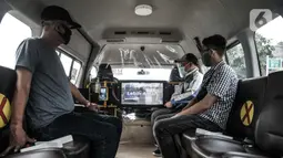 Warga saat menggunakan angkutan Jak Lingko All New Purwarupa Mikrotrans di Jakarta, Minggu (6/9/2020). All New Purwarupa mampu mengangkut hingga 15 penumpang, namun selama pandemi dibatasi 50 persen atau maksimal 7 orang. (merdeka.com/Iqbal S. Nugroho)