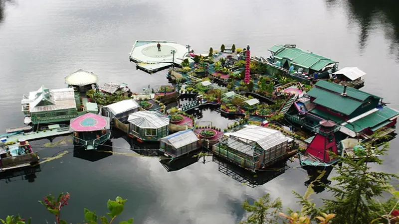 Bosan di Kota, Pasangan Ini buat Rumah di Tengah Laut