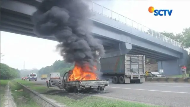 Api berkobar dengan cepat membakar mobil dengan nomor polisi F-8737 di rus Tol Cipularang.