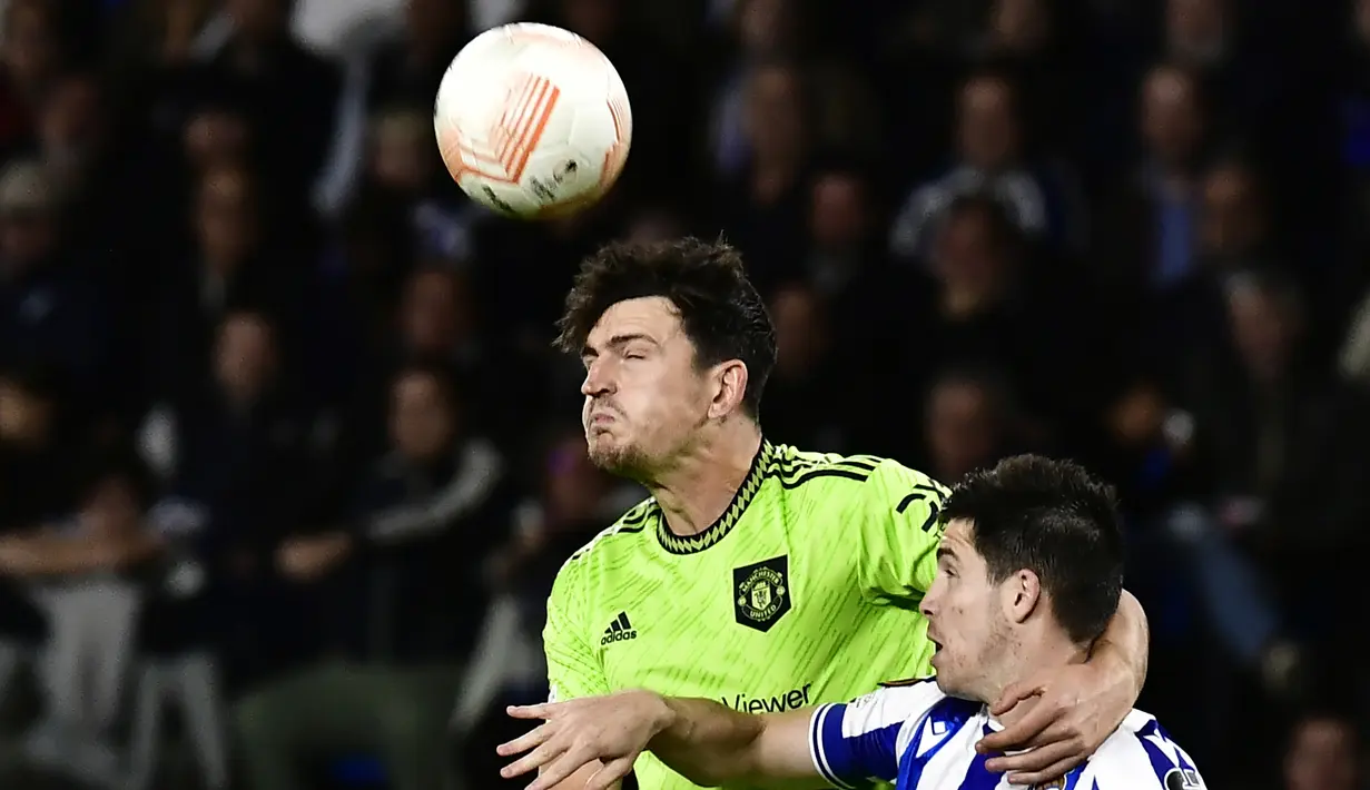 Sadar harus menang lebih dari 1-0, Erik Ten Hag akhirnya memainkan Harry Maguire sebagai penyerang agar dapat menguasai bola-bola diudara yang dilancarkan dari barisan pertahanan MU. (AP Photo/Alvaro Barrientos)