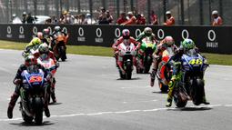 Para pebalap bersiap melakukan start pada balapan MotoGP Italia di Sirkuit Mugello, Minggu (4/6/2017). MotoGP Italia dimenangi oleh Andrea Dovizioso dengan catatan waktu 41 menit 32,126 detik. (AFP/Vicenzo Pinto)