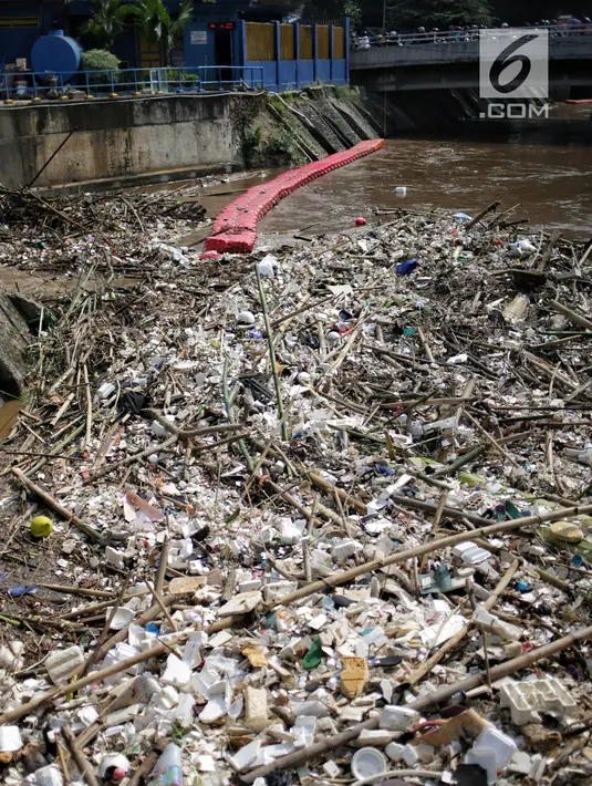 Tumpukan sampah yang menyumbat Pintu Air Manggarai, Jakarta, Selasa (26/2). Meningkatnya debit air Sungai Ciliwung yang disebabkan hujan di kawasan Bogor dan Depok menyebabkan terjadi penumpukan sampah di Pintu Air Manggarai. (Liputan6.com/Faizal Fanani)