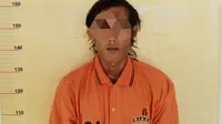 Pelaku penusukan terhadap ayah kandung di Kabupaten Rokan Hilir. (Liputan6.com/M Syukur)