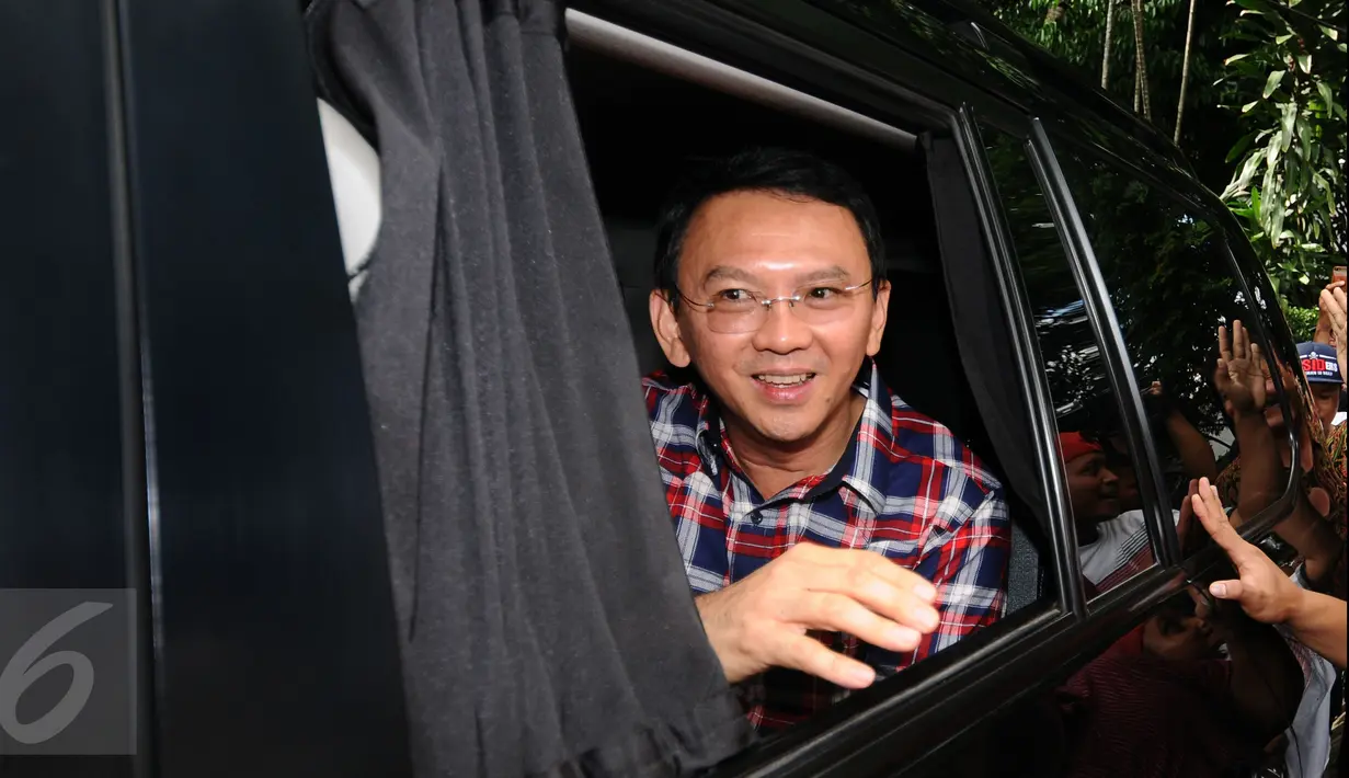 Cagub Petahana, Basuki Tjahaja Purnama (Ahok) saat meninggalkan kediaman Ketua Umum PDI-P. Megawati Soekarnoputri di Kebagusan, Jakarta, Rabu (15/2). (Usai mengadakan pertemuan, Ahok langsung menuju Rumah Lembang. (Liputan6.com/Helmi Fithriansyah)