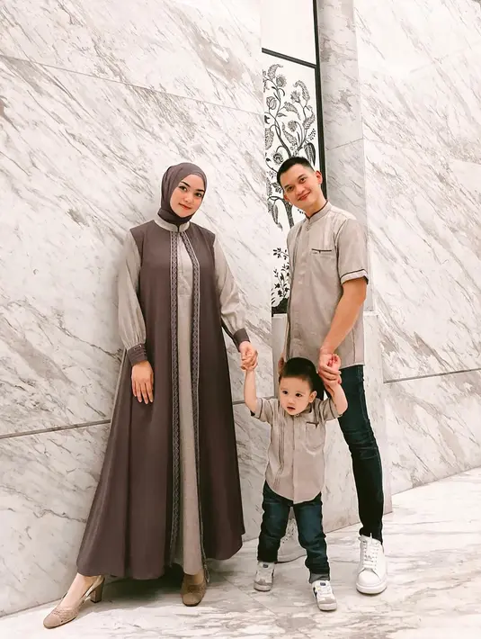 <p>Tampilan gaya modest nuansa warna silver dan cokelat yang stylish. [IG: @citraciki]</p>